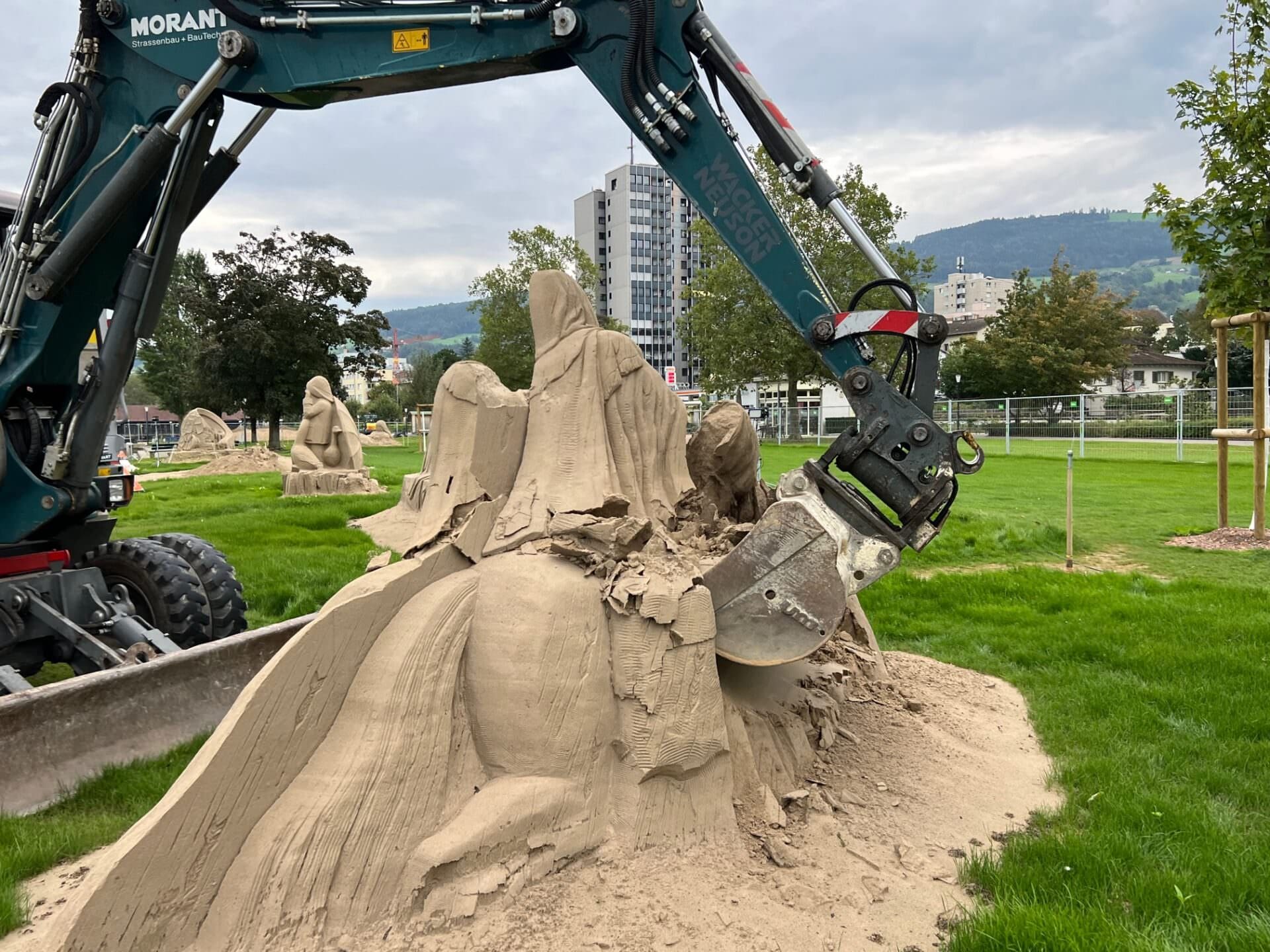 Der Bagger setzt der Sandkunst ein Ende... - Rorschacher Echo